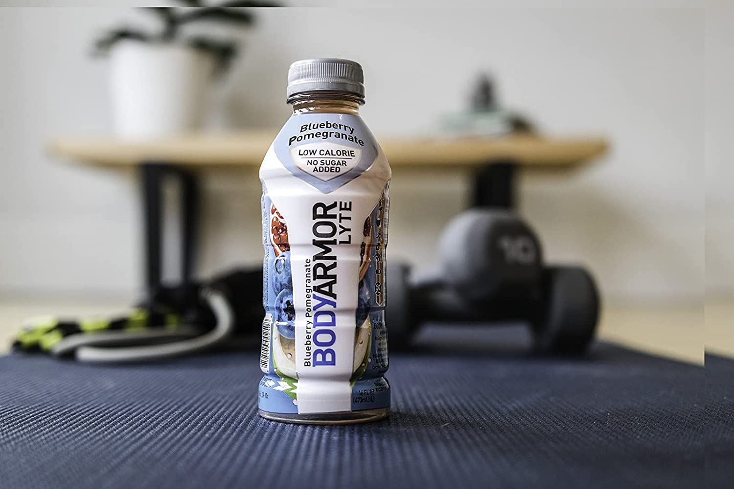 BODYARMOR LYTE Sports Drink Low-Calorie Beverage， Blueberry Pomegranate， Natural Flavors With Vitamins， Potassium-Packed Electrolytes， Perfect For Athletes， 16 Fl Oz (Pack of 12)